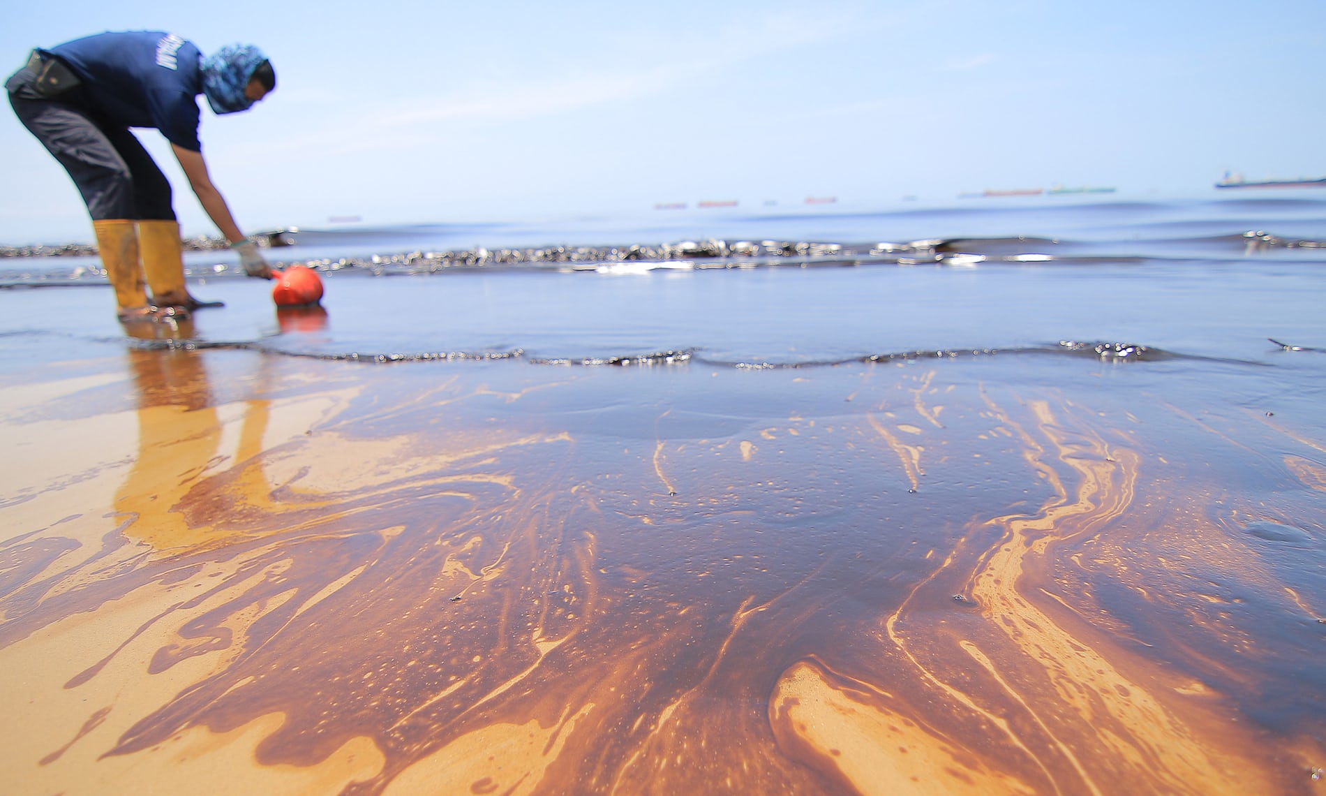 Нефть загрязняет воду. Разлив нефти в Бразилии 2000 г. Загрязнение океана разливы нефти. Разлив нефти в Бразилии Гуанабара. Катастрофа в Бразилии разлив нефти 2000.